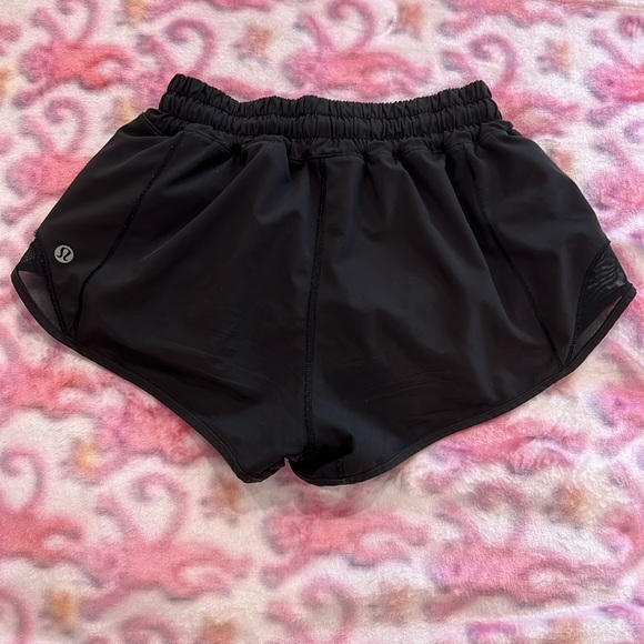🪩Black Lululemon Hotty Hots! 2.5in Inseam! Size 2! Perfect Condition!🪩 - Picture 4 of 8
